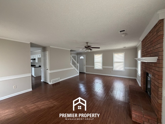 Building Photo - Spacious 4BR/2.5BA Home with Fireplace, Garage & Fenced Backyard in Memphis