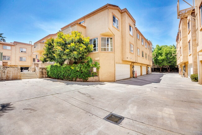 Building Photo - 6929 Hazeltine Ave