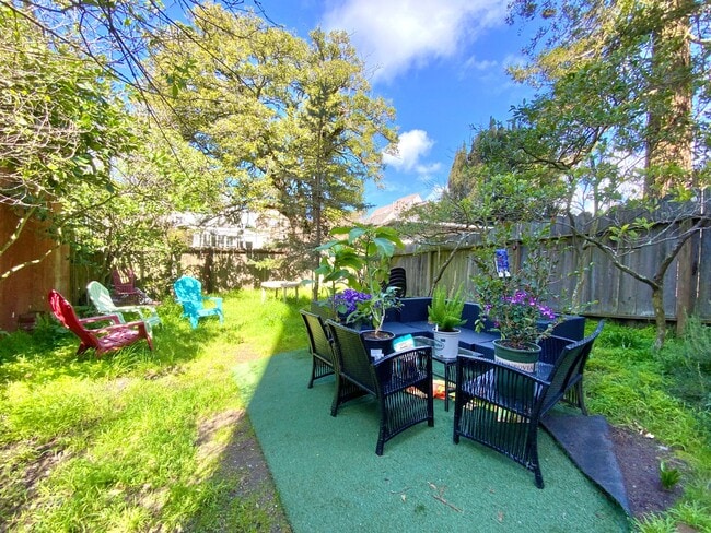 Photo - LARGE Full Floor 4BR/2BA. In-Unit Laundry, New Stainless Appliances! Apartment