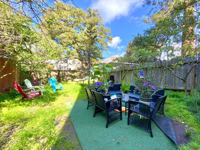 Foto del edificio - LARGE Full Floor 4BR/2BA. In-Unit Laundry, New Stainless Appliances!