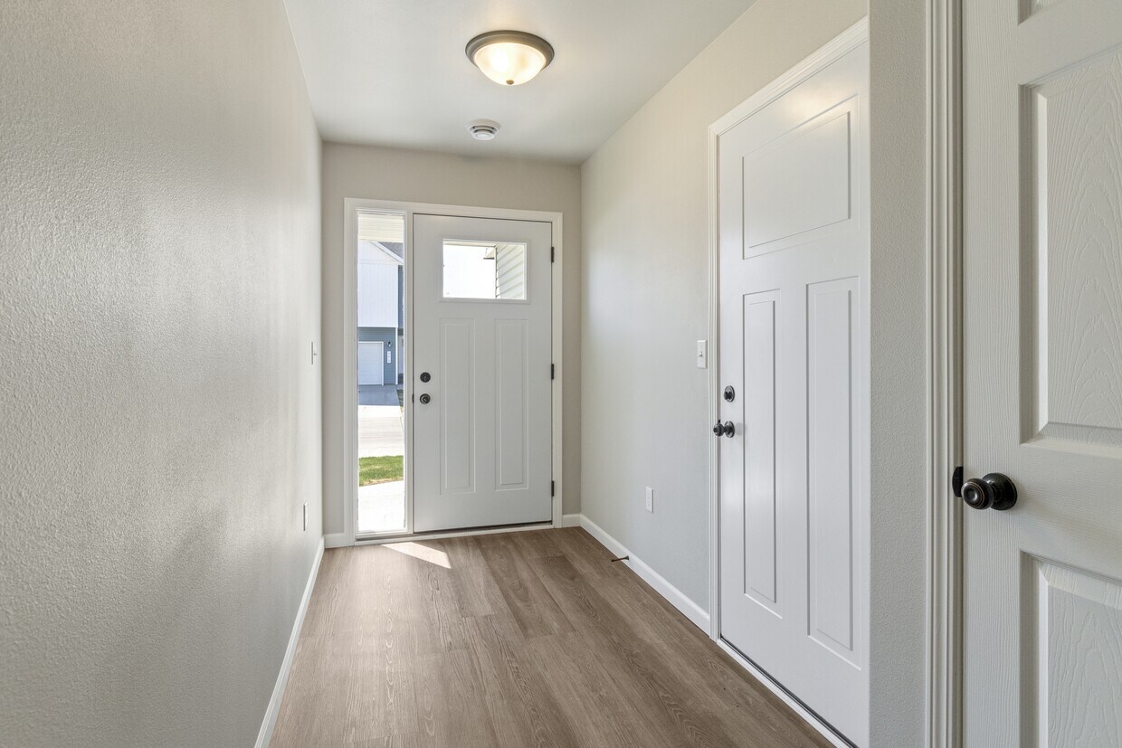 Foto principal - 745 1st Ave N