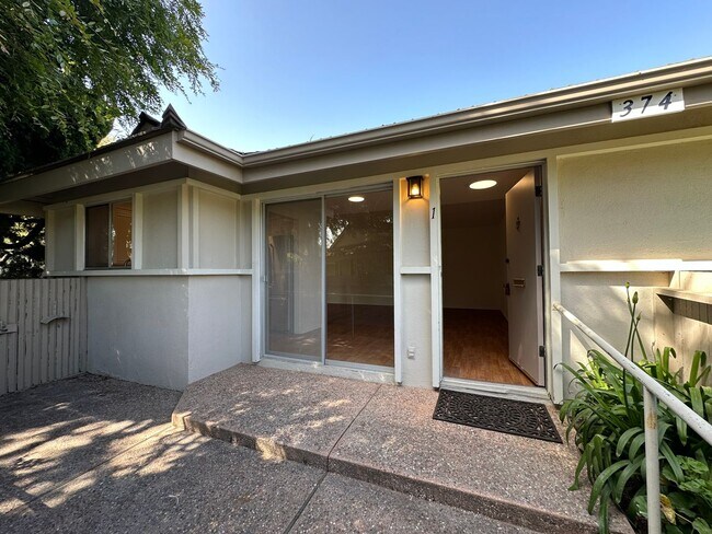 Building Photo - Encina Royal 1 bdrm Cottage