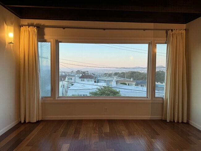 Building Photo - Remodeled single family home in most desir...