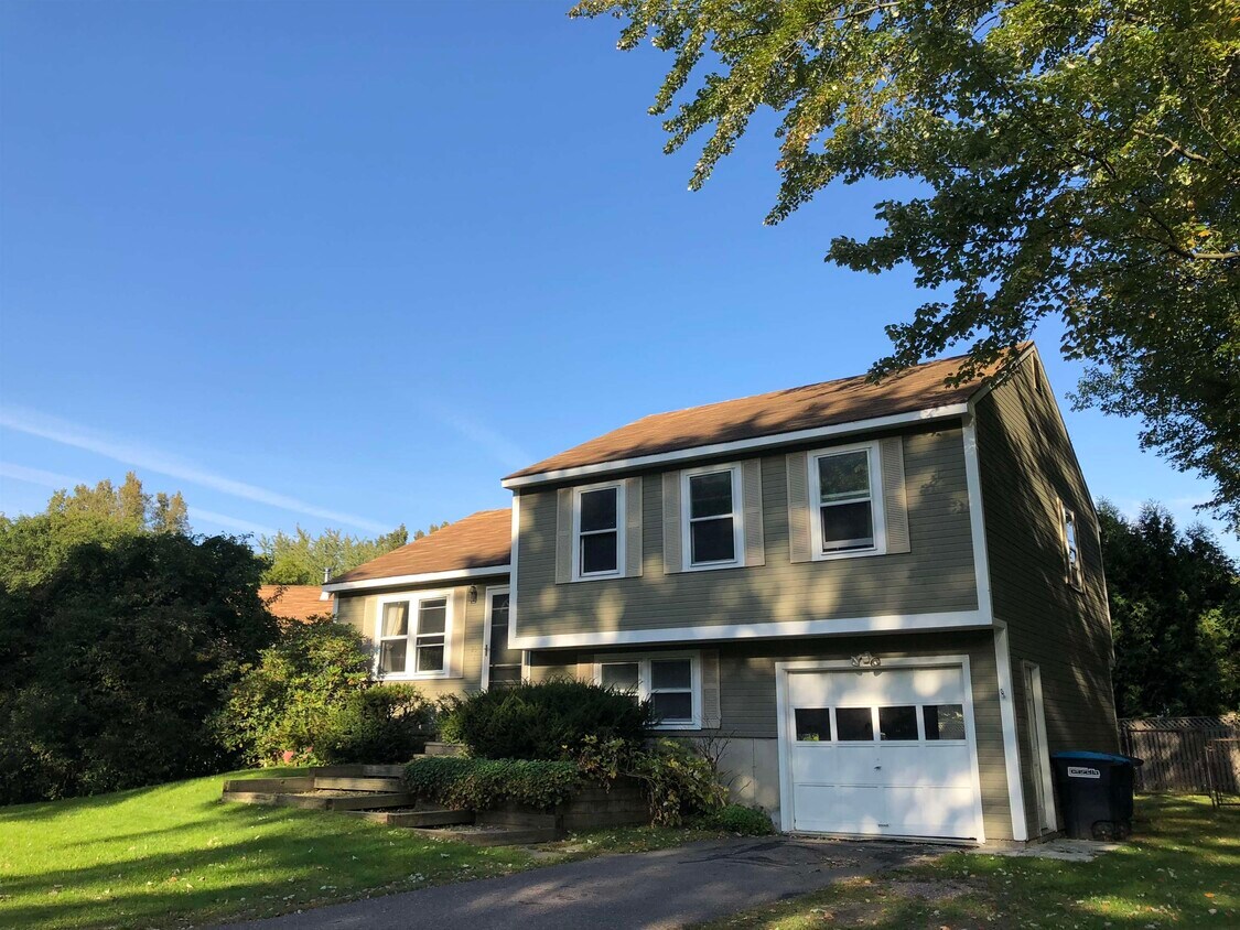 Foto principal - 29 Brookwood Dr