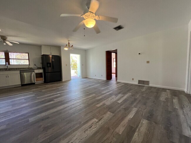 Foto del edificio - $1,450 ** Annual Lease (Includes Water/Electric/Lawn) * 1 Bedroom / 1 Bath * DUPLEX * Historic, D...