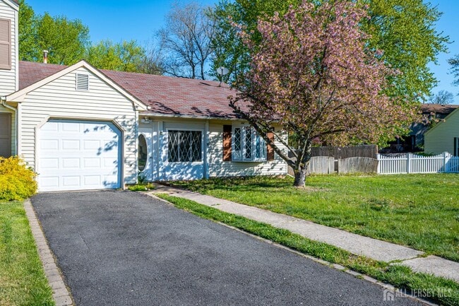 Foto del edificio - 6 Woodbury Rd