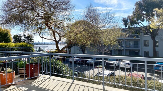 Foto del edificio - Large & Sunny Deck with this Cozy 1-Bedroom