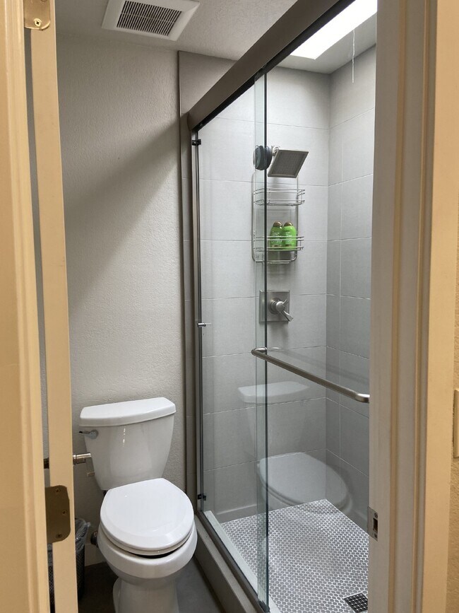 Foto del edificio - Rare Three Bedroom, Three Bath Biltmore Co...