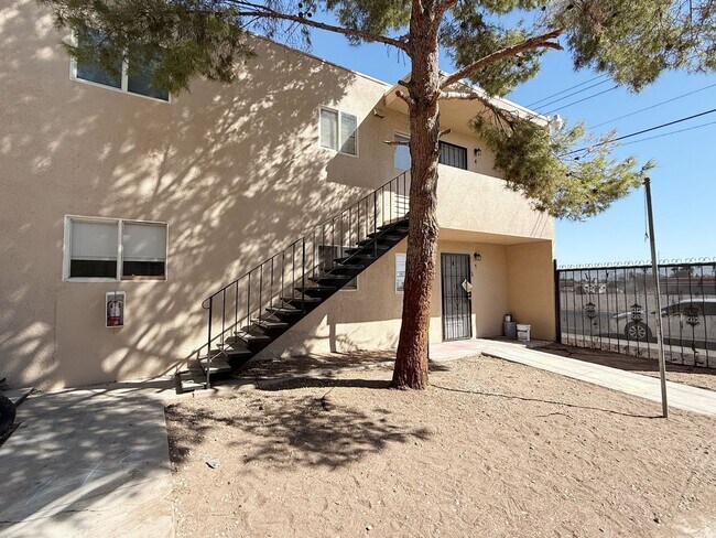 Foto del edificio - Remodeled 2 Bedroom and 1 Bath Unit Near E...