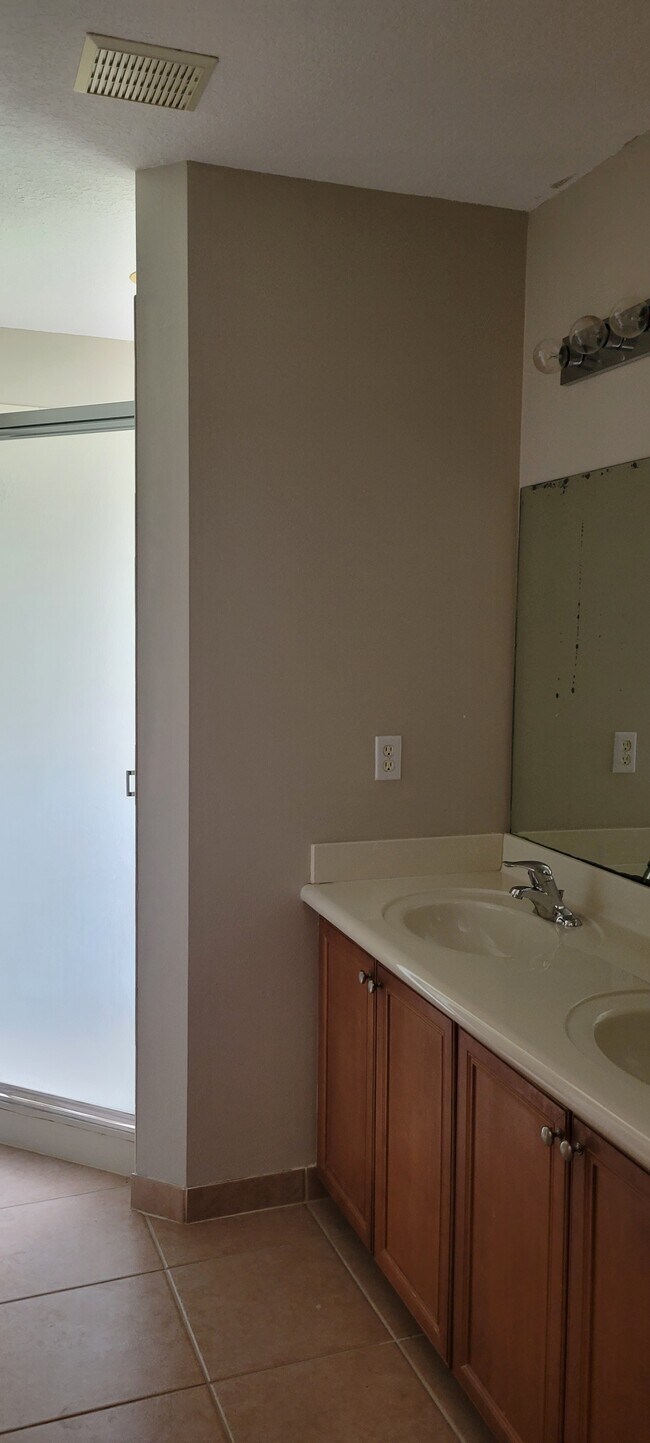 Building Photo - 2065 Oakhurst Way