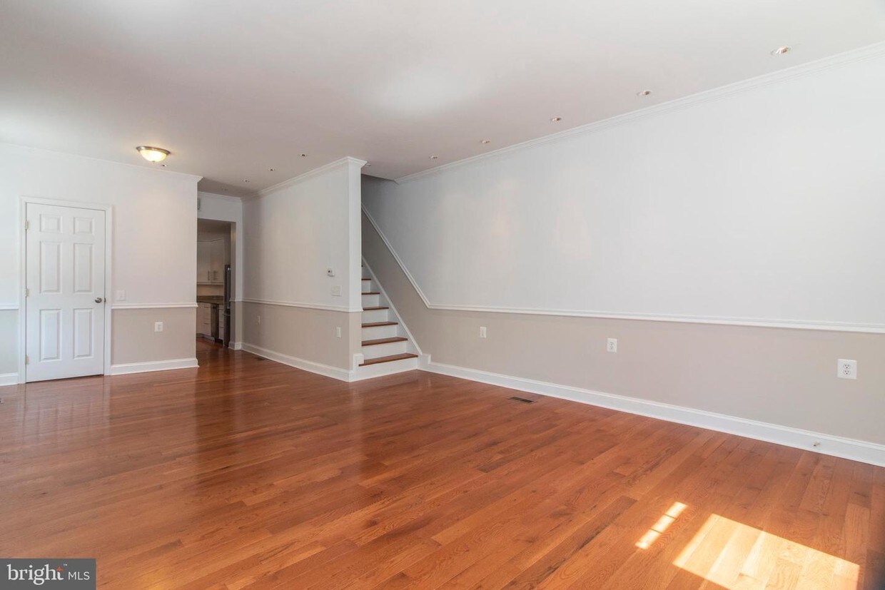 Primary Photo - 35 E Sharpnack St