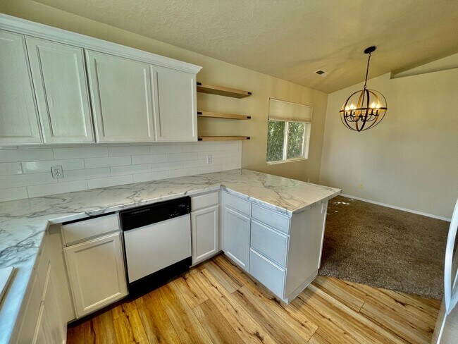 Foto del edificio - Pet-Friendly Townhome Close to Everything!