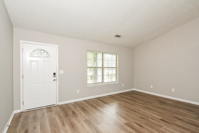 Foto del edificio - 580 Tarragon Wy SW