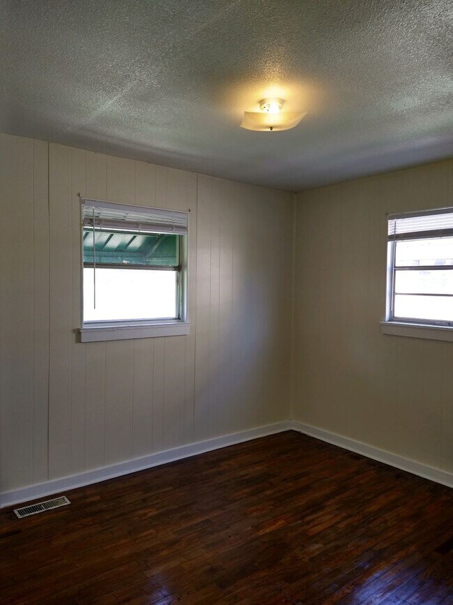 Building Photo - 3 Bedroom and 1.5 Bathroom