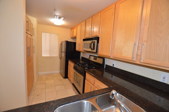 Foto del edificio - Meridian - Unfurnished 2 Bdrm / 2 Ba Condo - 1 1/2 Blocks off the Strip