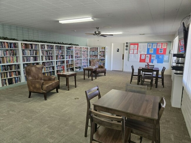 Building Photo - 10701 N 99th Ave