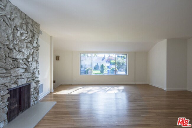 Building Photo - 13947 Peach Grove St