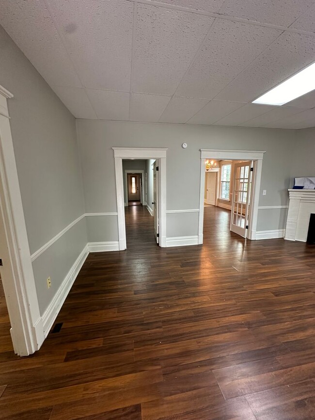Building Photo - 3 Bedroom 2 Bath House in Central Shelbyville