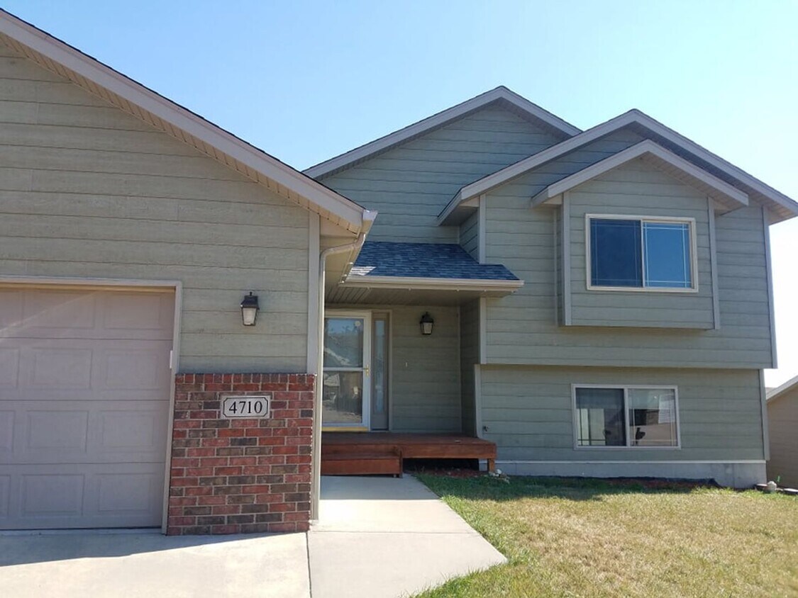 Primary Photo - Beautiful split level home in north Rapid ...