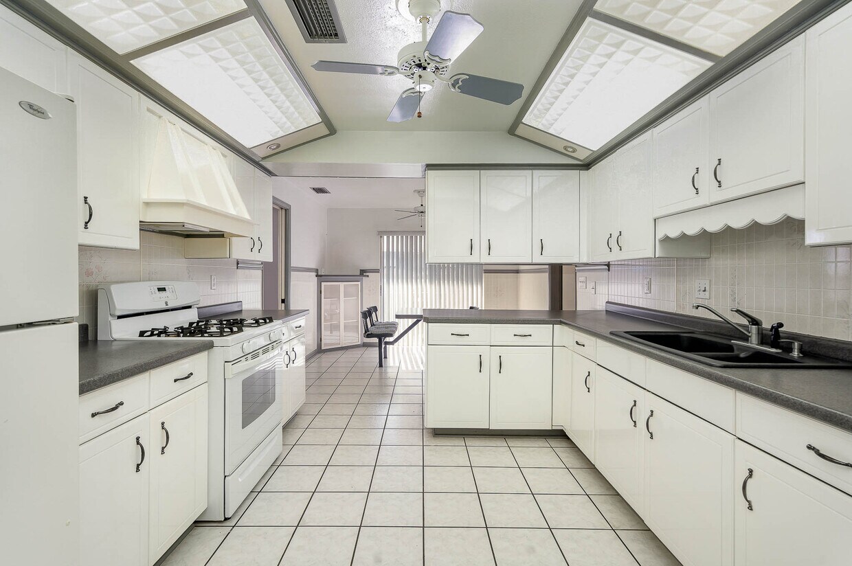 ¡Cocina enorme y luminosa! - 2908 Ivy St