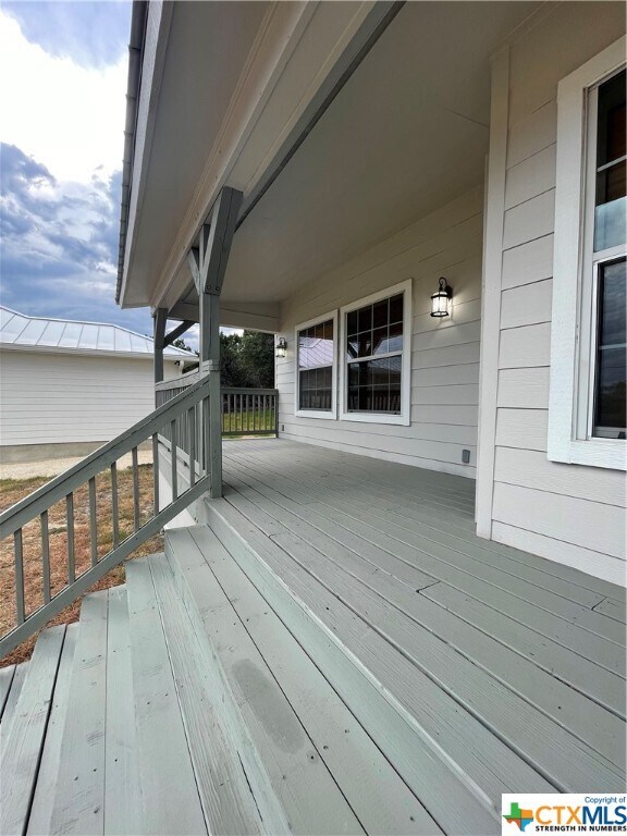 Building Photo - 542 Lonesome-