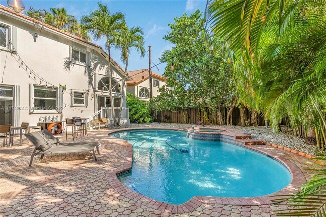 Foto del edificio - 5805 NW 108th Pl
