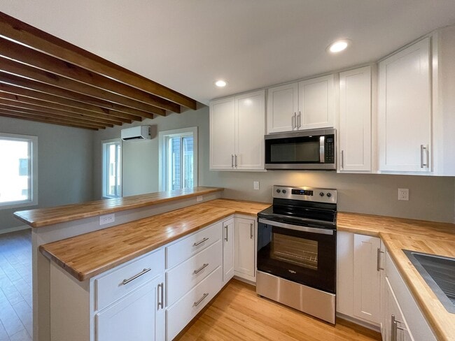 Building Photo - Beautiful Newer-Construction Cottage in So...