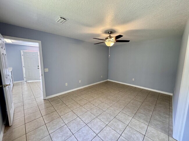 Building Photo - For Rent – 1 Bed / 1 Bath Unit in Davenport, FL