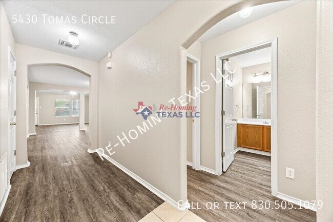 Foto del edificio - 5430 Tomas Cir.