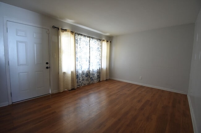 Building Photo - 3 Bedroom 1 Bathroom  - Pets Considered.