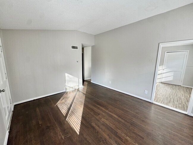 Foto del edificio - 3462 Mark Twain St