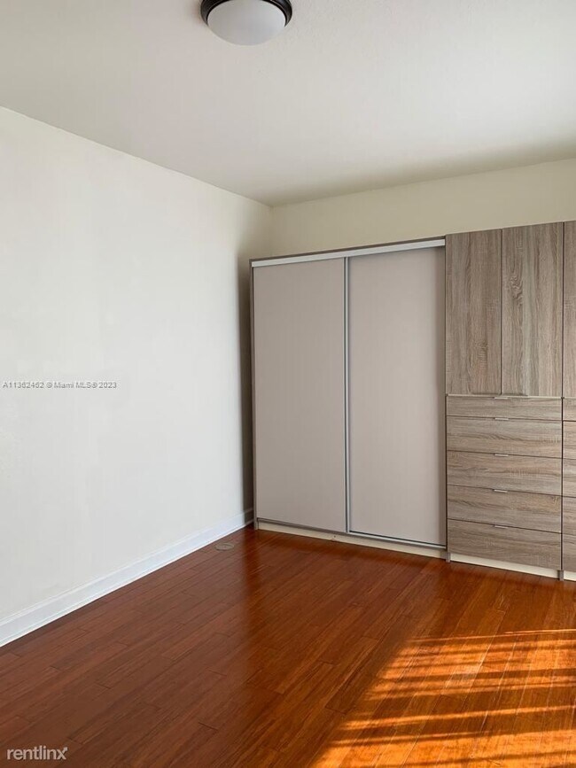 Foto del edificio - 4 br, 2.5 bath Townhome - 8041 NW 114th Pl...