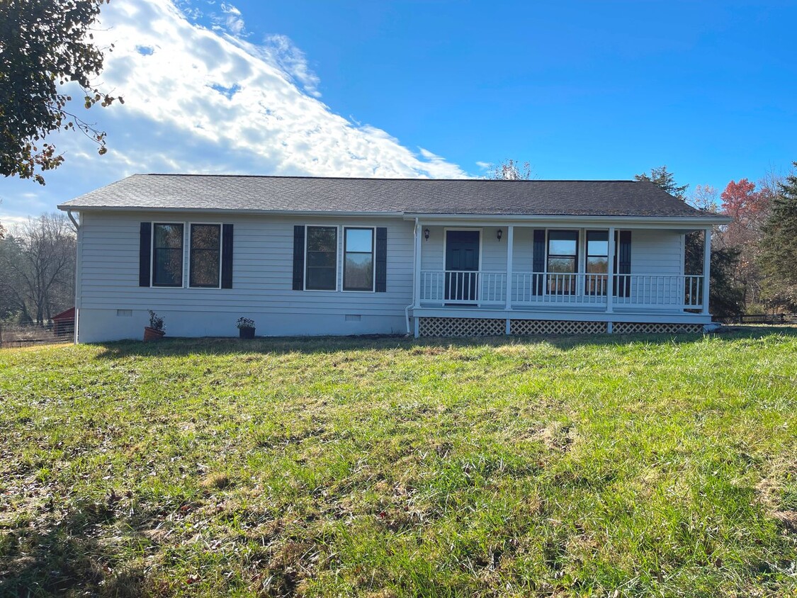 Primary Photo - Gorgeous Rambler on Acreage in Sumerduck!