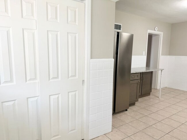 Building Photo - 1928 Macklind Ave