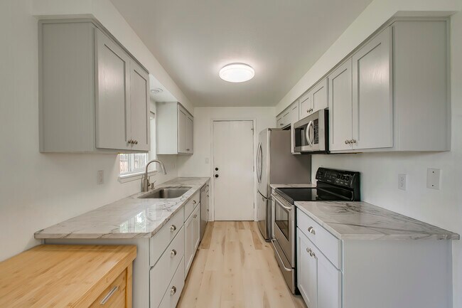 Building Photo - 984 E Ironside Dr