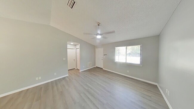 Building Photo - Beautiful 3-bedroom, 2-bath in the peaceful Ocala Park Estates Community