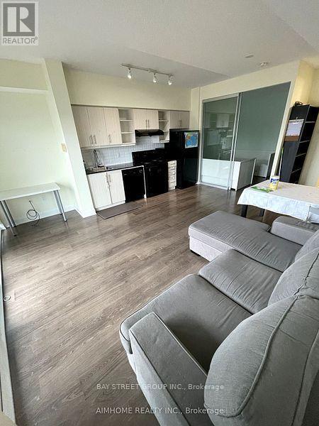 Photo du bâtiment - 160 Vanderhoof Ave