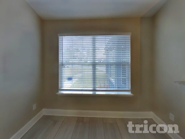 Foto del edificio - 3631 Mandarin Woods Dr N