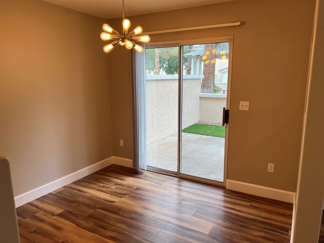 Building Photo - GORGEOUS TOWNHOME FOR IMMEDIATE MOVE-IN