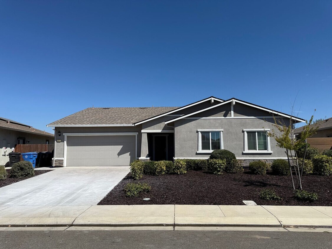 Primary Photo - Single story home in with large backyard!