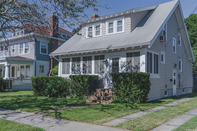 Building Photo - 307 4th St