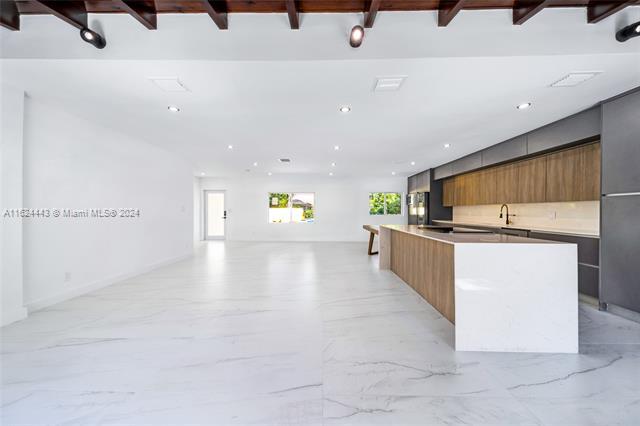 Foto principal - 400 Sansovino Ave