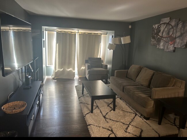 Foto del edificio - 1025 N Madison St