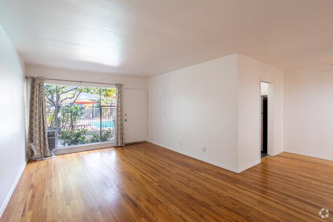 1BR, 1BA - Sala de estar 691SF - Hollyview Apartments