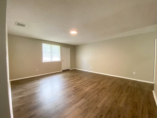 Building Photo - 3 bedroom 2 bathroom near Ramill and St Elmo
