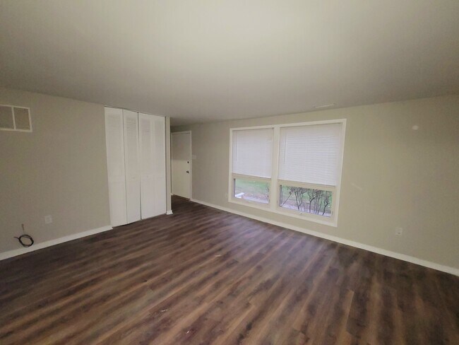 Building Photo - 488 West Ct
