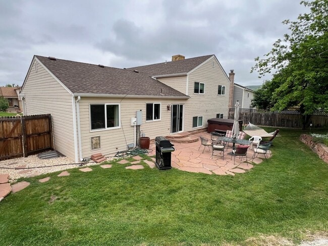 Building Photo - 5 Bedroom Home, Backs to Open Space, Walki...