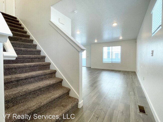 Building Photo - 4 br, 3.5 bath House - 223 N. Pier Ct.