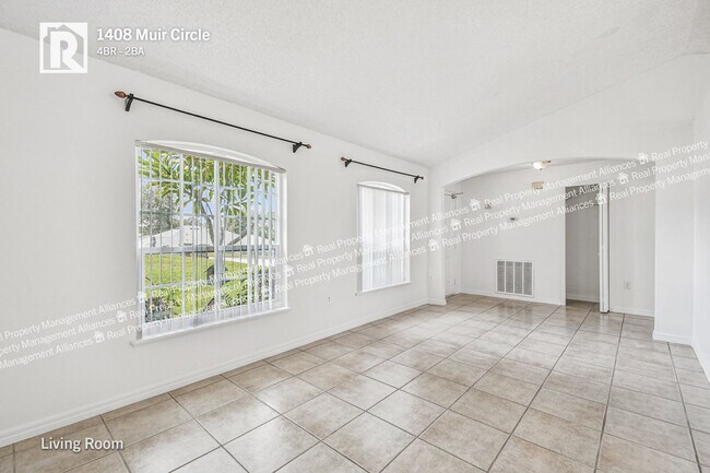 Foto del edificio - Charming 4-Bedroom Ranch with a Spacious L...