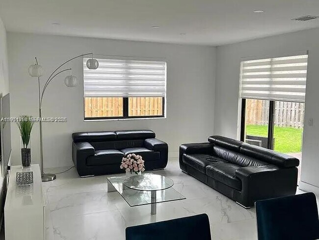 Foto del edificio - 9243 SW 227th Terrace